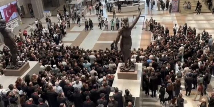 Polis, "Kanunsuzdur" dedi; avukatlar, "Sizden mi öğreneceğiz" yanıtı verdi