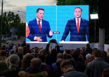 Polonya Yeniden Sandık Başında: İki İsim Baş Başa
