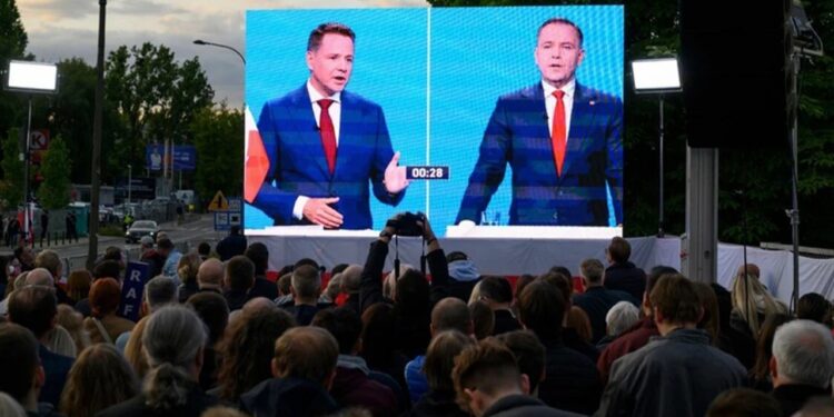 Polonya Yeniden Sandık Başında: İki İsim Baş Başa