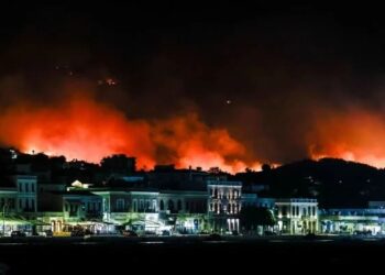 Sakız Adası’nda yangın: Bazı köyler tahliye edildi