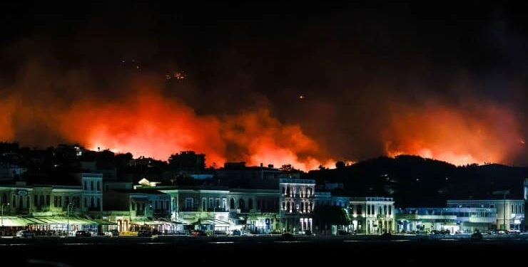 Sakız Adası’nda yangın: Bazı köyler tahliye edildi