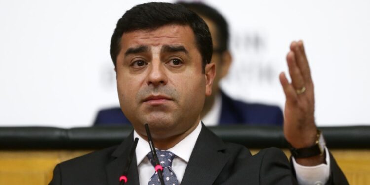 Selahattin Demirtaş'tan Tutuklu Belediye Başkanları İçin Çağrı: Tahliyeler Sağlanmalı