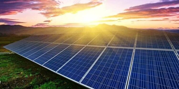 Suudi Acwa Power Türkiye'ye güneş enerjisi yatırımı yapacak