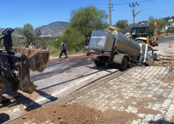 Turizm Cennetinde Patlama! Çukura Düşen Tanker Mahsur Kaldı