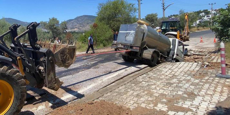 Turizm Cennetinde Patlama! Çukura Düşen Tanker Mahsur Kaldı