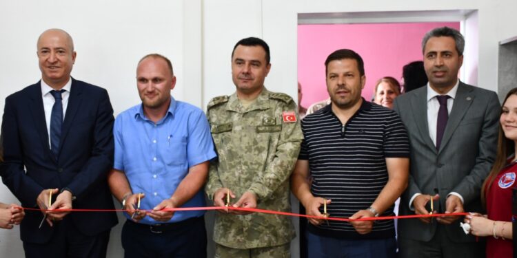 Türk Askerinden Kosova'da Eğitime Desrek İçin Bilgisayar Dershanesi