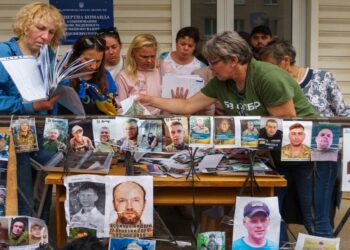 Ukraynalı kadınlar esir düşen yakınlarını arıyor