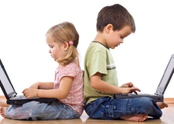 Uzmanlar yaz tatilinde öğrencilere dijital okuryazar olmayı öğrenmelerini tavsiye ediyor