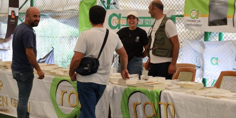 Xelfelî Kitap Günleri'ndeki yayınevlerinden kütüphane için destek