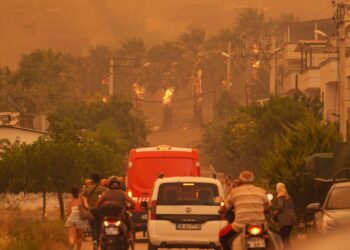 Yangın nedeniyle Seferihisar'daki 5 mahalle tahliye edildi