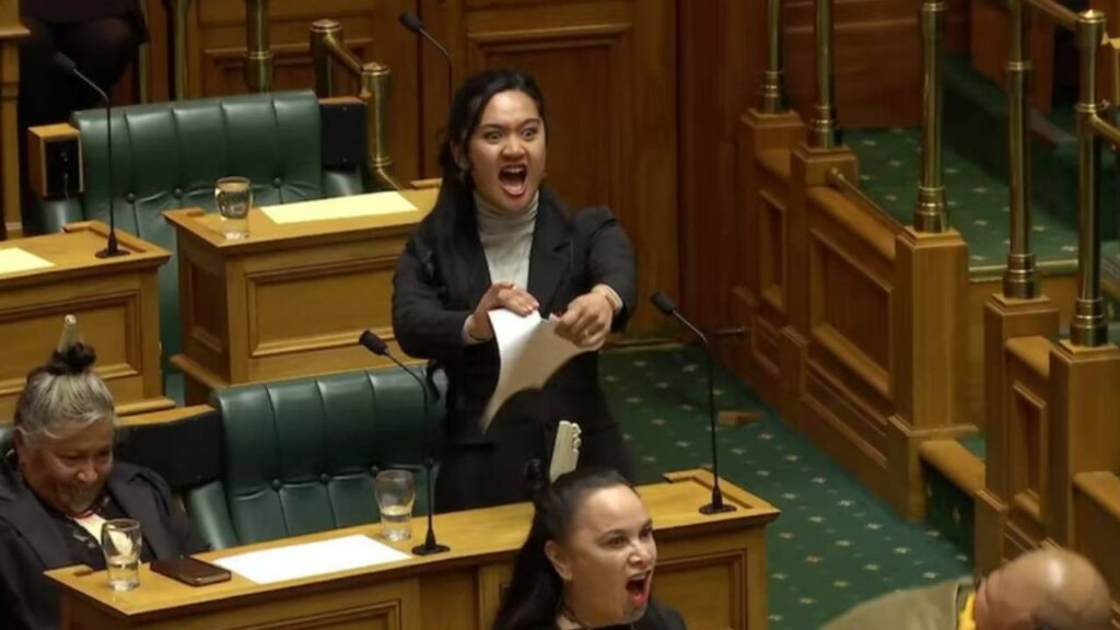 Yeni Zelanda'da Haka Protestosuna Rekor Ceza: 3 Maori Vekil Parlamentodan Uzaklaştırıldı