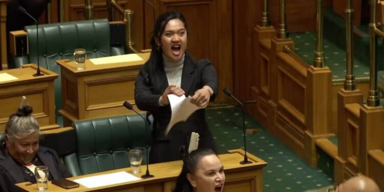 Yeni Zelanda'da Haka Protestosuna Rekor Ceza: 3 Maori Vekil Parlamentodan Uzaklaştırıldı