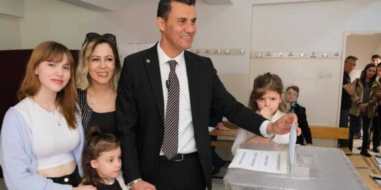 Yoğun bakımdaki Ferdi Zeyrek'in kızından ihmal iddiası