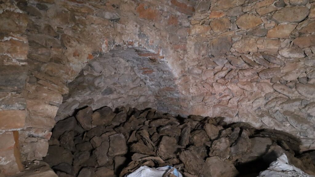 Yüzlerce yıllık kilise depo olarak kullanılıyor