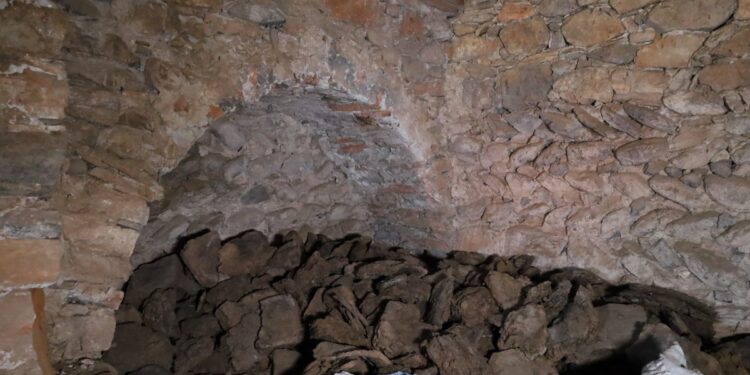 Yüzlerce yıllık kilise depo olarak kullanılıyor