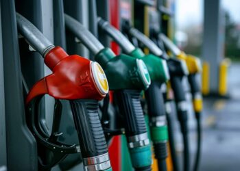 Benzine zam: Litresi 50 lirayı aştı