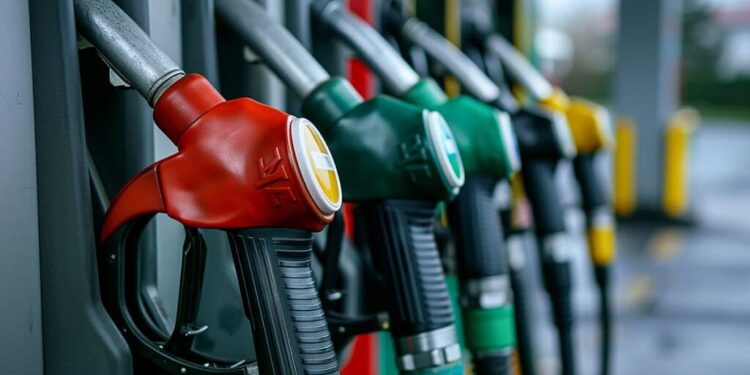 Benzine zam: Litresi 50 lirayı aştı