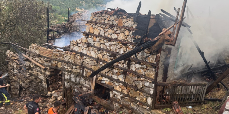 100 Yıllık İki Düğmeli Ev Küle Döndü