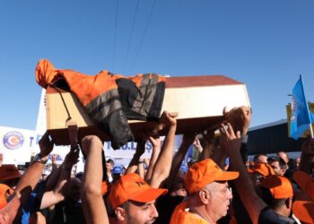 Tabutla AKP binasına yürüyen işçiler, iktidarı istifaya çağırdı