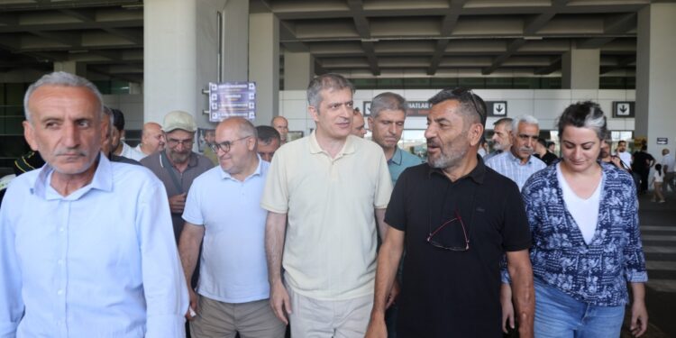 33 yıl tutsaklığın ardından Amed’de kitlesel karşılandı