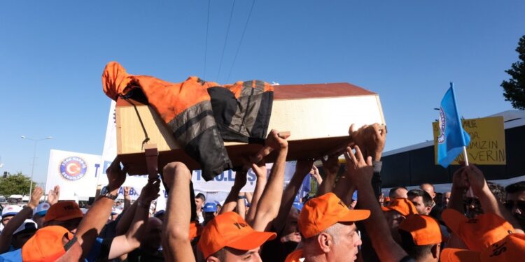 Eylemdeki işçilerden ‘grev’ uyarısı