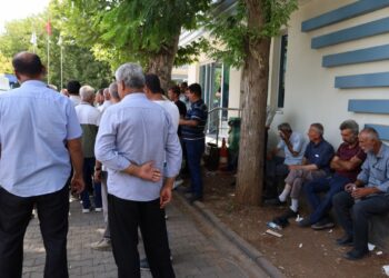 DEDAŞ’ın önünde oturma eylemi