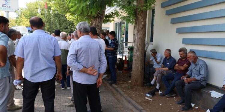 DEDAŞ’ın önünde oturma eylemi