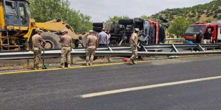 Yangın söndürmeye giderken kaza yaptılar: 1’i ağır 3 yaralı
