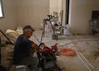 Kavurucu sıcaklarda inşaatta çalışıyorlar