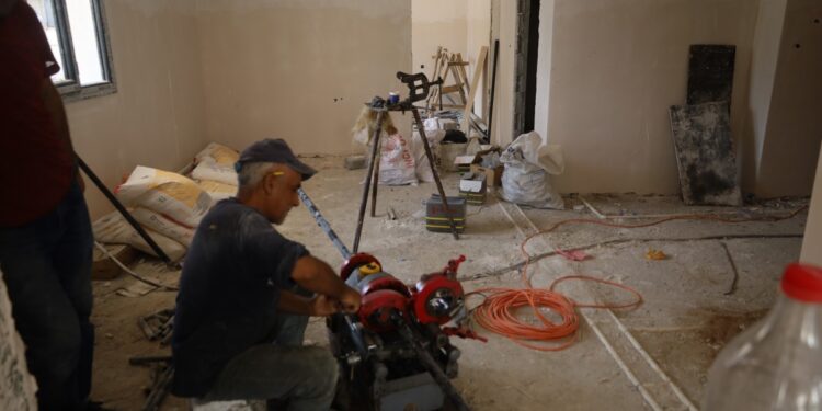 Kavurucu sıcaklarda inşaatta çalışıyorlar