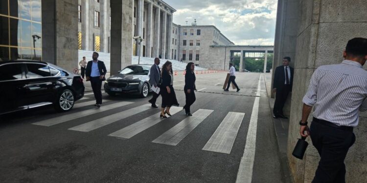 DEM Parti komisyon taslağını Kurtulmuş’a sundu