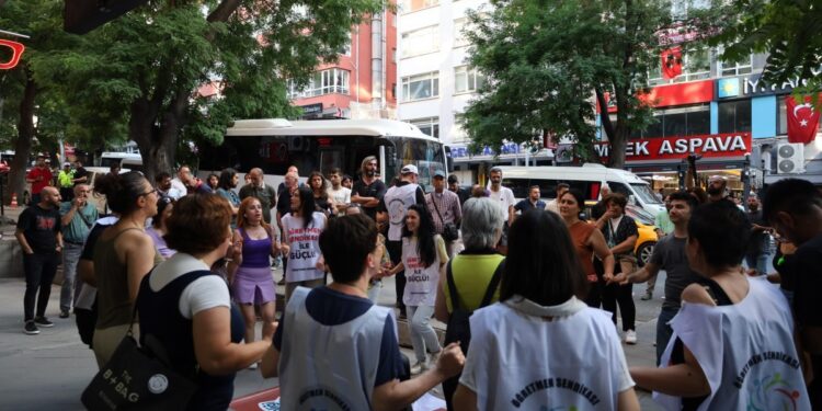 Gözaltına alınan 23 öğretmen serbest bırakıldı