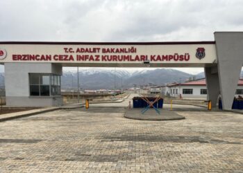 Defterdeki Kürtçe şarkılardan dolayı hücre cezası verildi