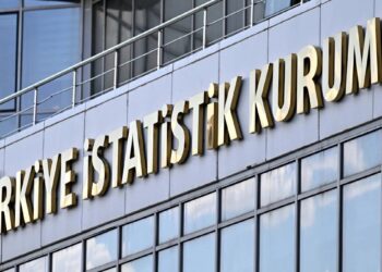 595 bin genç eğitim ve iş bulma umuduyla göç etti