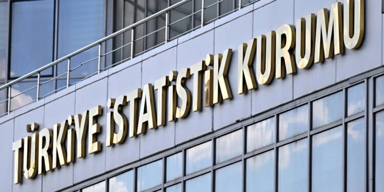 595 bin genç eğitim ve iş bulma umuduyla göç etti