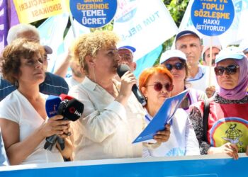 KESK’liler bakanlık önünde: En düşük maaş yoksulluk sınırının üzerine çıkarılsın