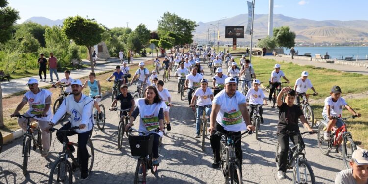 Festivalde pedallar madde bağımlılığına dikkat çekmek için döndü