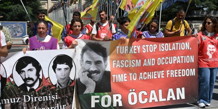 Cenevre eylemi: Tarihi adıma karşılık devlet adım atsın