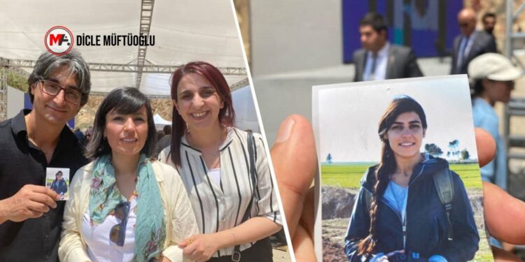 Tarihi töreni katledilen gazetecinin fotoğrafıyla takip etti