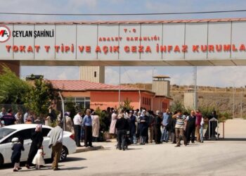 Tedavi edilmeyen tutsak gözünü kaybetti