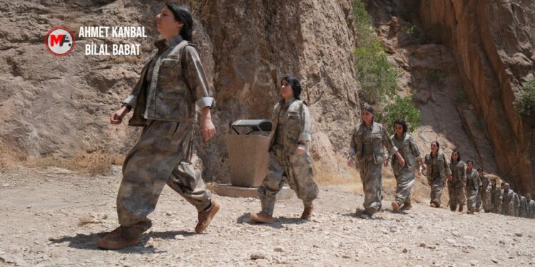 Yıllar sonra kızlarını gördüler: Biz de demokratik toplum istiyoruz