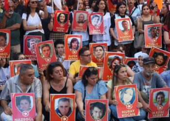 İstanbul’da yürüyüş: Rojava yaşadıkça 33’ler de yaşayacak