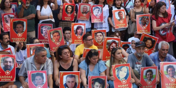 İstanbul’da yürüyüş: Rojava yaşadıkça 33’ler de yaşayacak