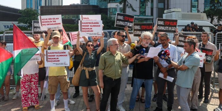 Gazeteciler İsrail Konsolosluğu önünde: Filistinli meslektaşlarımıza ses veriyoruz