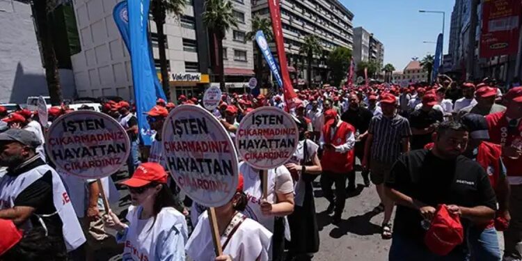 İzmir’de belediye işçilerinden işten çıkarmalara karşı eylem
