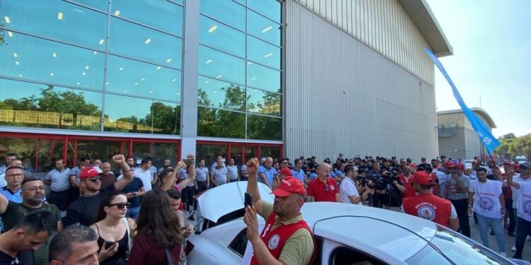 İzBB işçileri belediyenin kapısına dayandı