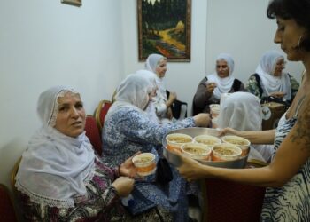 Kadınlar aşureyi pay etti