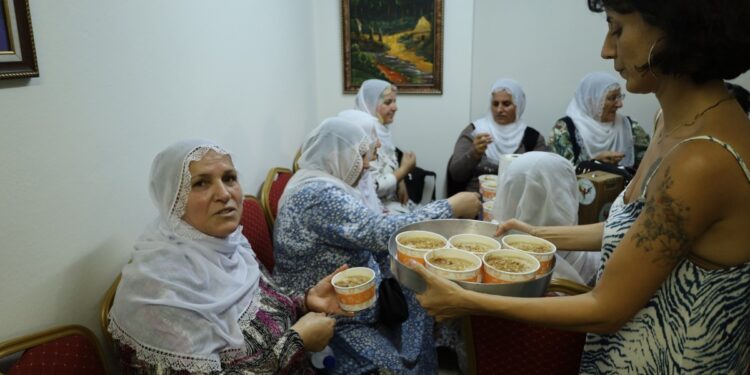 Kadınlar aşureyi pay etti