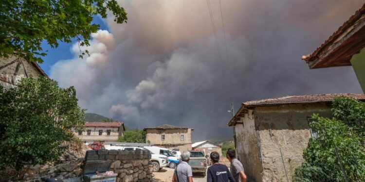 Yumaklı’dan yangın açıklaması: Önümüzdeki 12 saat kritik