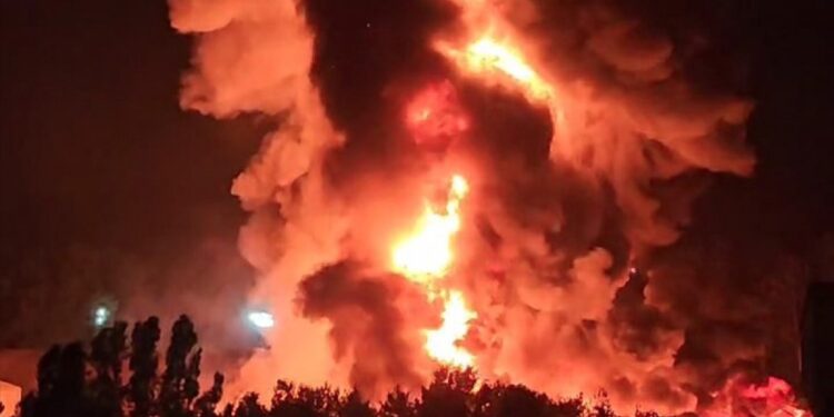 İstanbul’da bir fabrikada yangın çıktı  YENİLENDİ